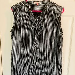 Black and white bow business top